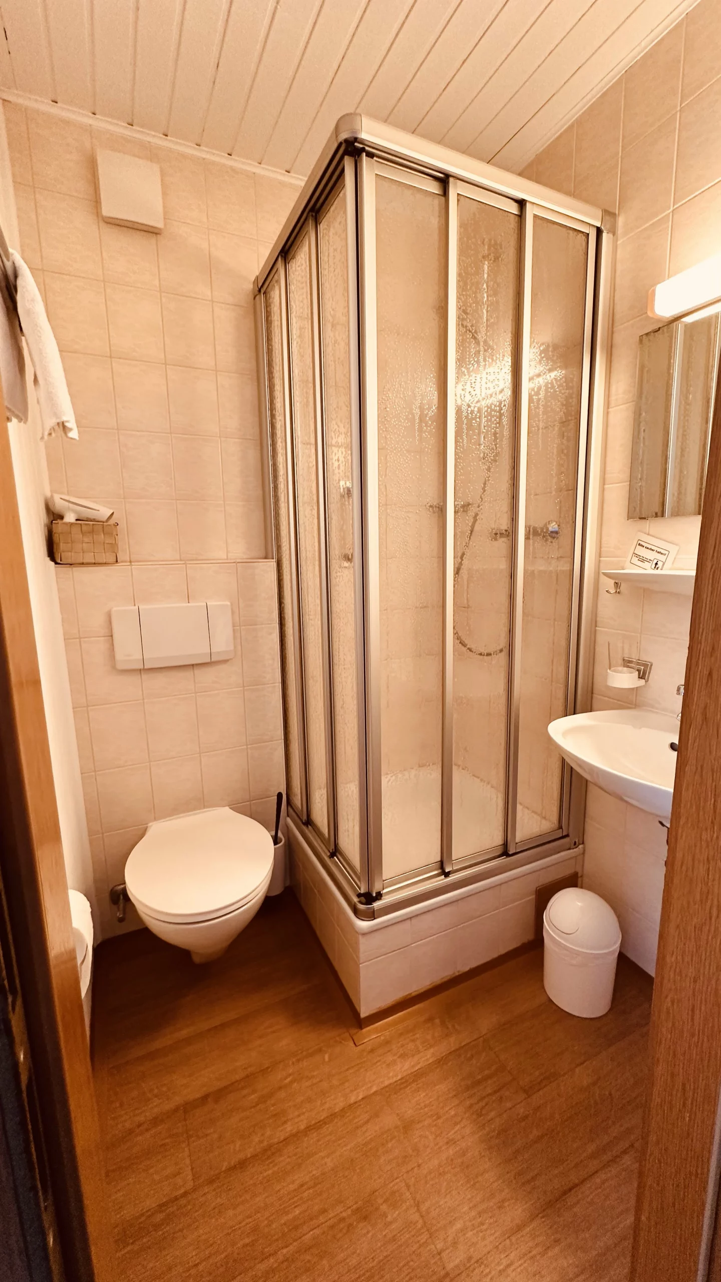 Badezimmer mit Duschkabine mit Parkett Optik