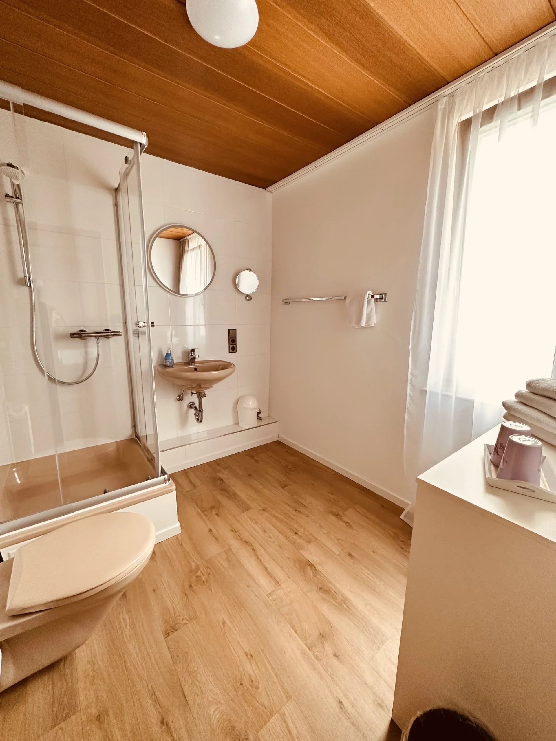 Badezimmer mit Parkett-Optik-Boden