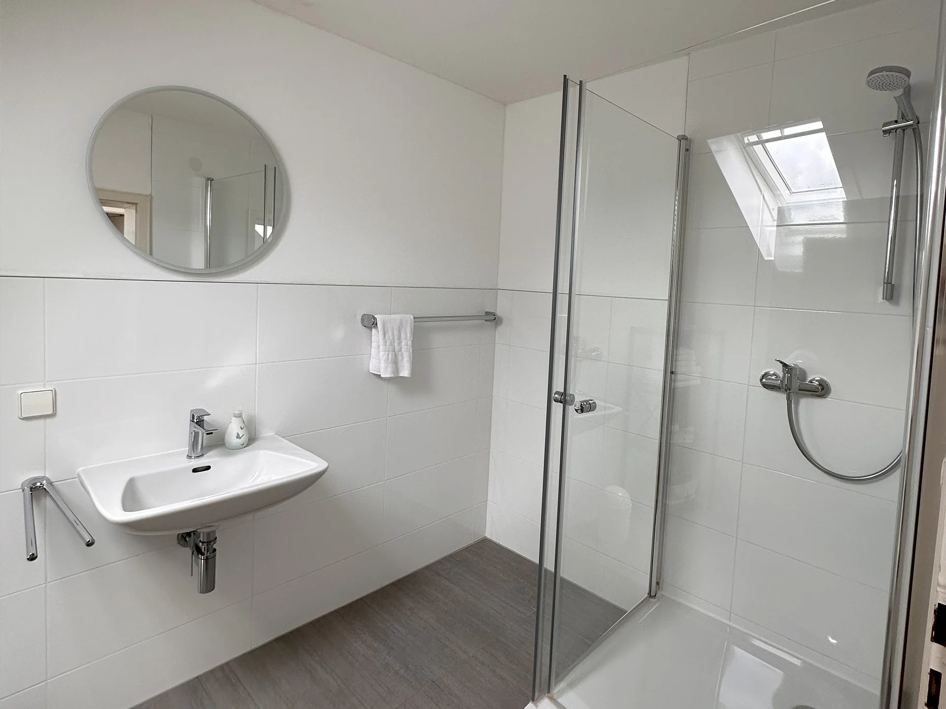 Badezimmer mit Duschkabine