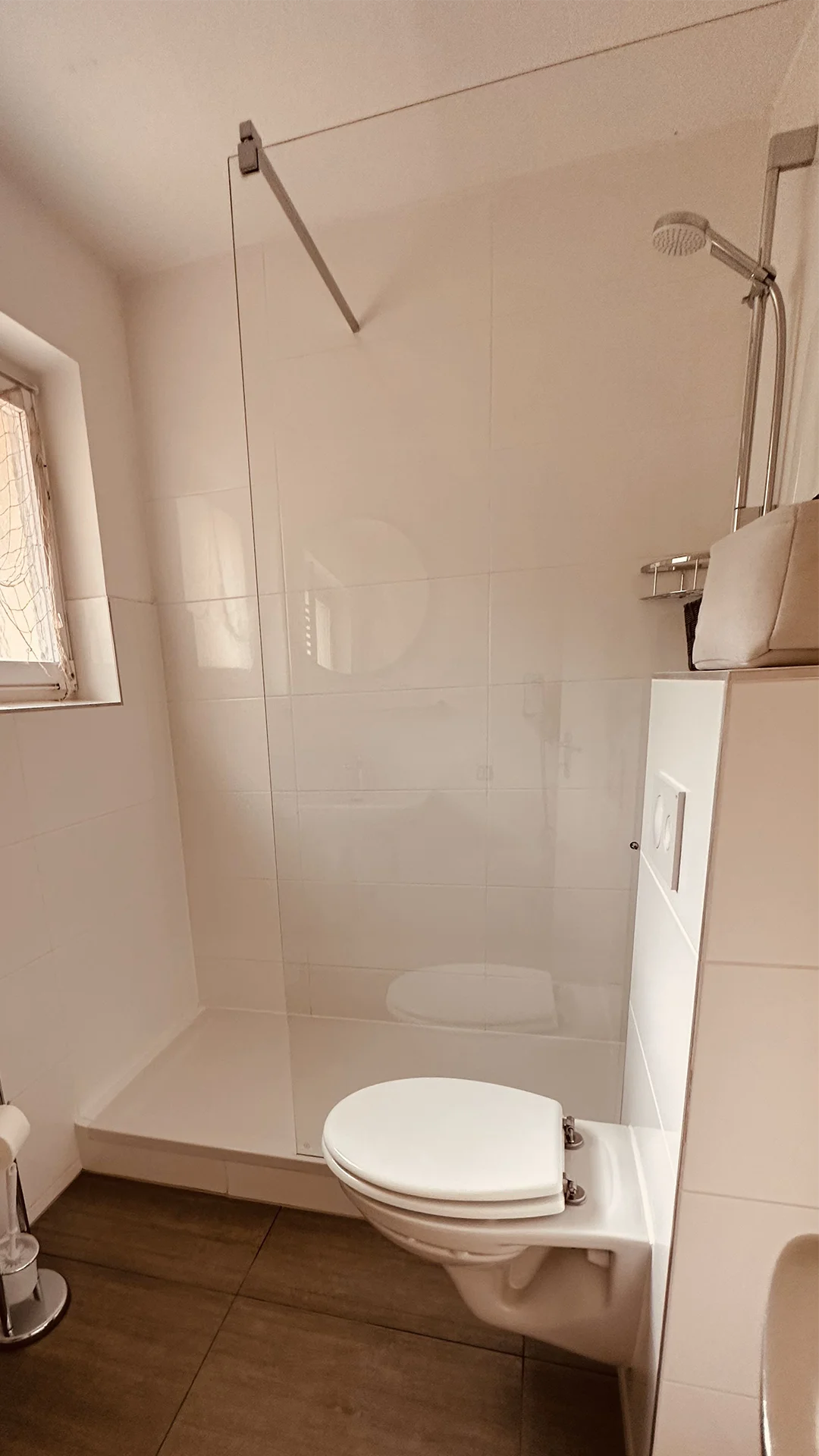 Badezimmer mit Duschkabine