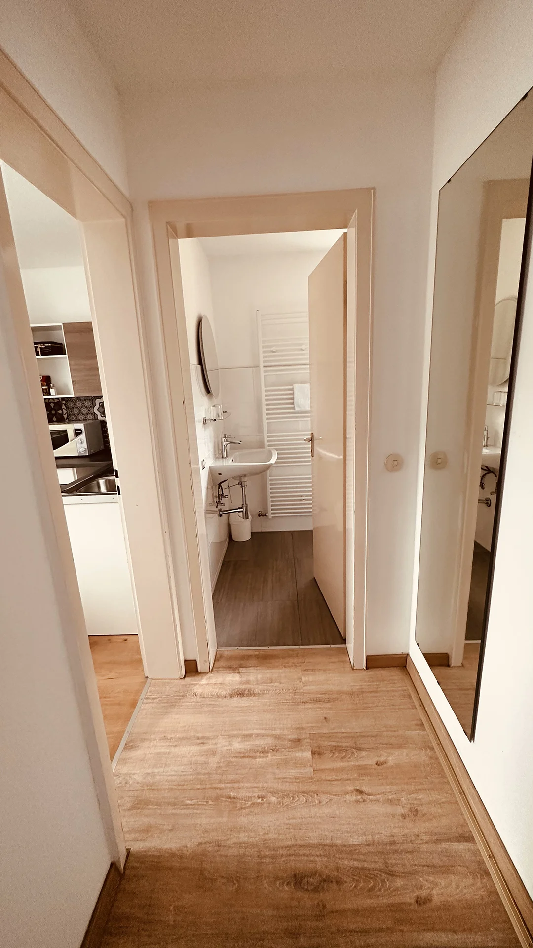 Ein Flur miteinem Natur Parkettboden