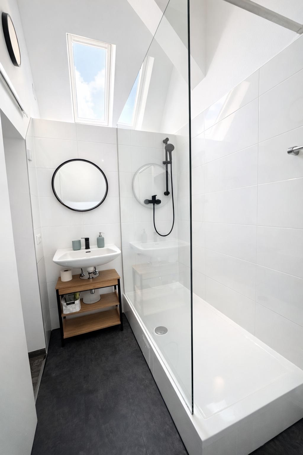 Ein neu saniertes helles Bad mit Glasdusche