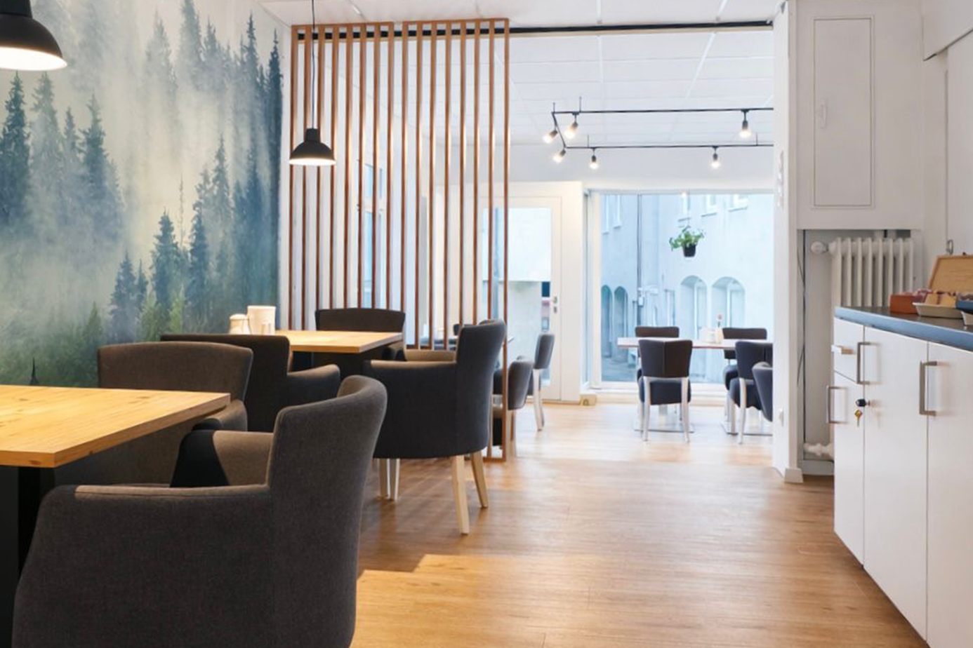 Schöner heller Frühstücksraum, modern und schön eingerichtet mit viel Holzoptik